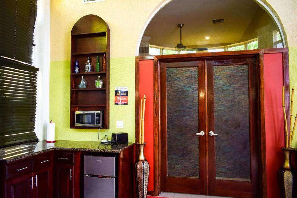 Brownstone Guesthouses Nassau Dış mekan fotoğraf